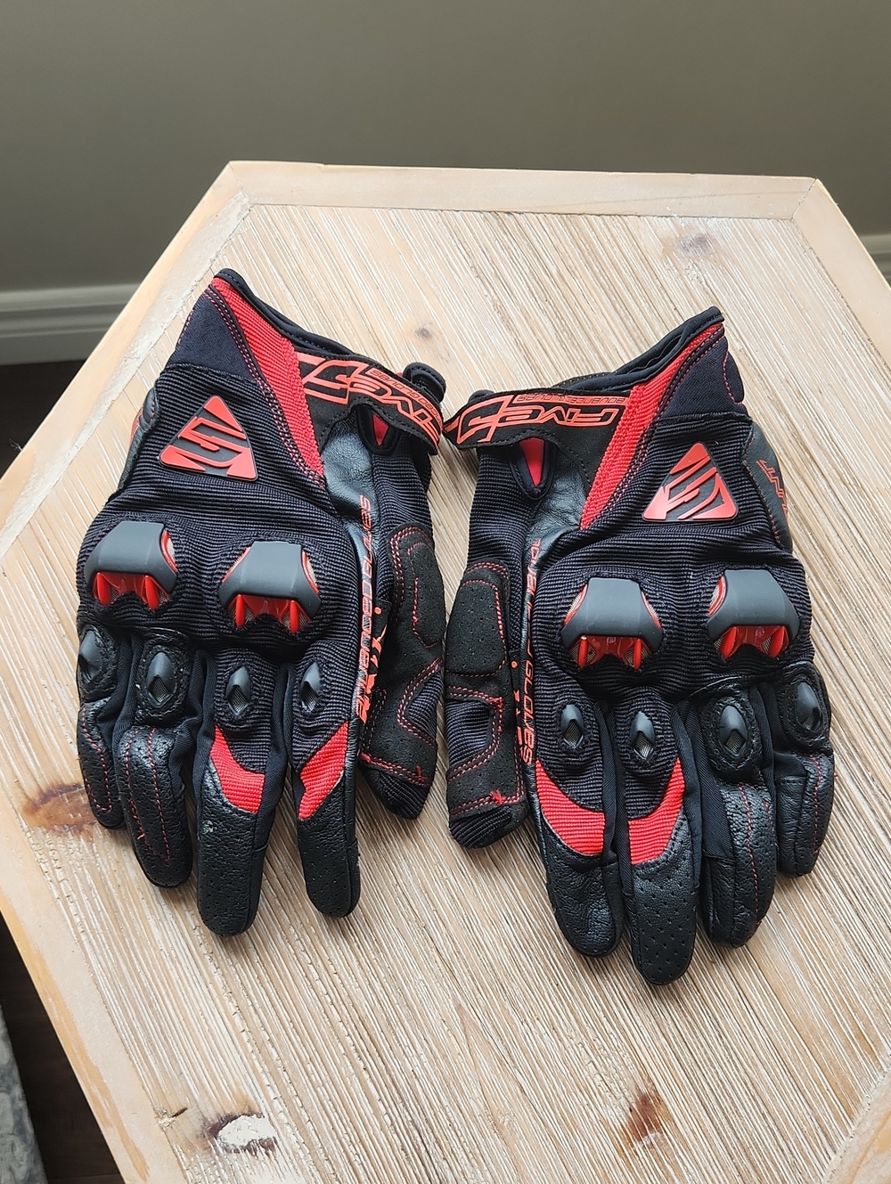 Five 'Stunt EVO' Men's Protective Motorcycle Gloves in Black and Red